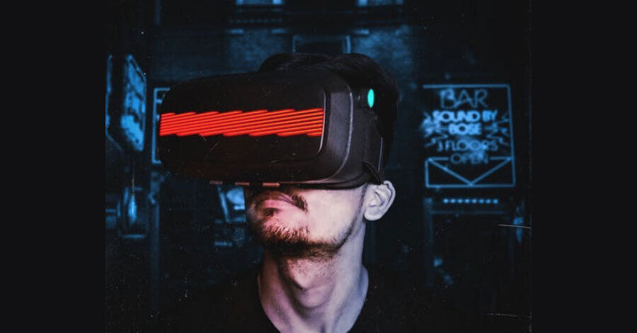 Un hombre con lentes de realidad virtual sobre fondo oscuro cibernético