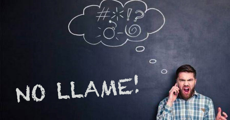 hombre con barba con un celular al oído y cara de enojad con gesto de insulto y un pizarrón que dice &quot;no llame&quot;