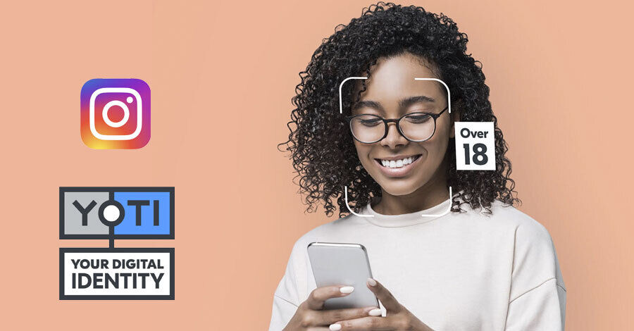 Mujer sonriendo mirando su teléfono celular