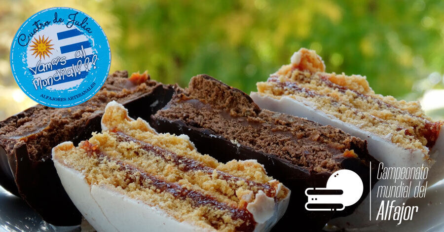 alfajores cortados por la mitad exhibiendo su relleno de dulce de leche y chocolate