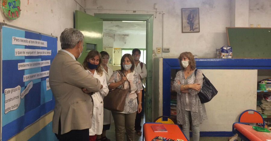 Robert Silva visita la escuela