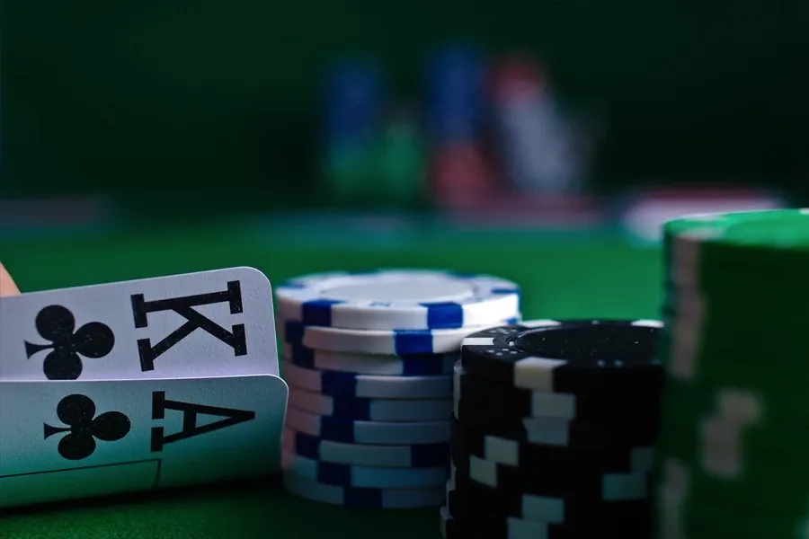 Dados blancos y negros sobre mesa verde