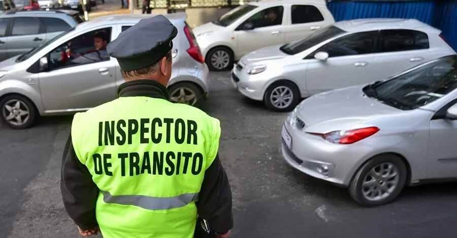 un inspector de tránsito de espaldas al tráfico