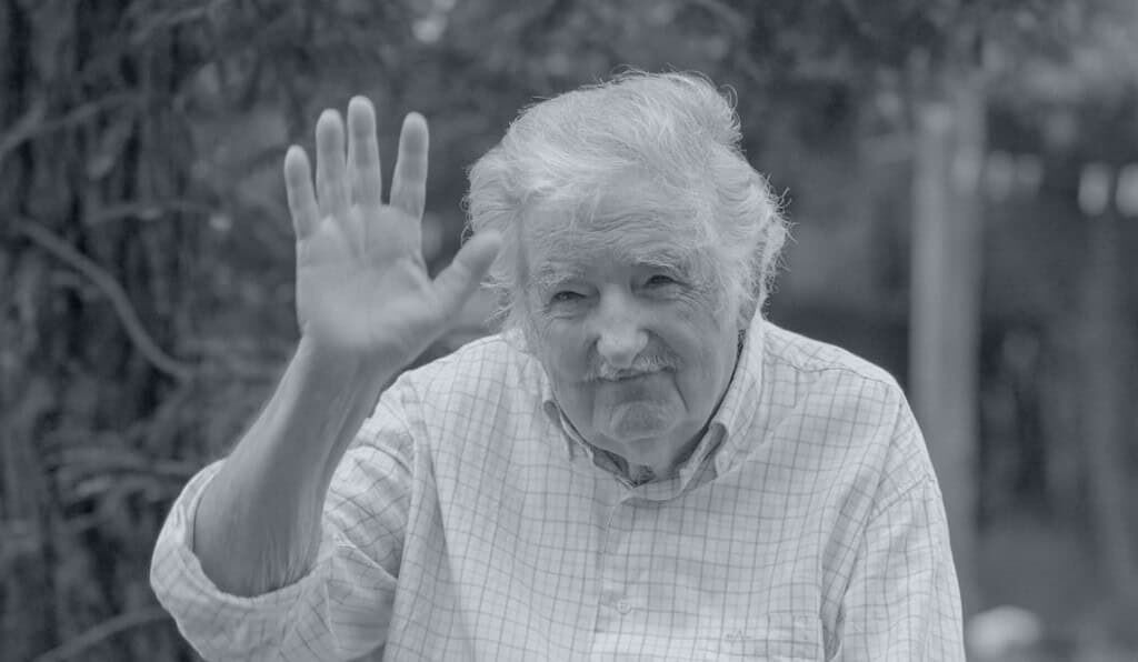 Pepe Mujica saludando desde su chacra