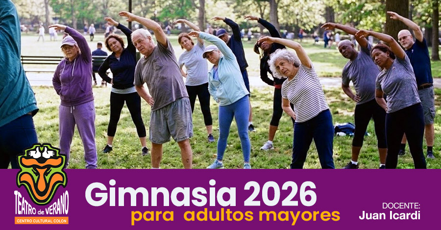 Grupo de adultos mayores realizando ejercicios de estiramiento al aire libre en un parque, inclinando el torso hacia un lado con un brazo extendido sobre la cabeza, rodeados de árboles y césped