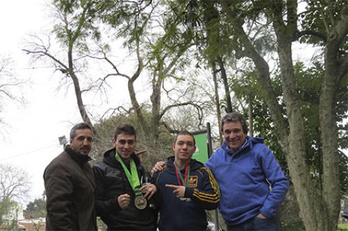 imagen de el alcalde gaston silva junto a boxing trainer