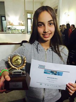 micaela sierra con trofeo revelacion 2015