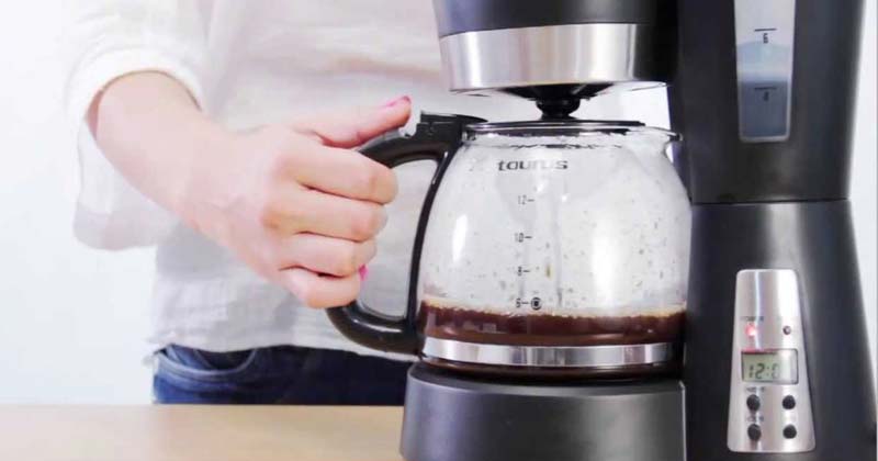 usando cafetera
